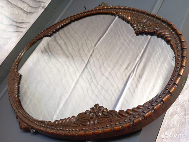 Зеркало в металлической раме советских времен