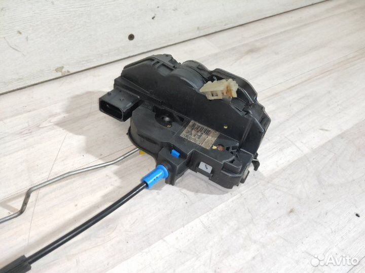 Замок двери передний левый Opel Astra J 2010