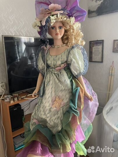 Фарфоровая кукла