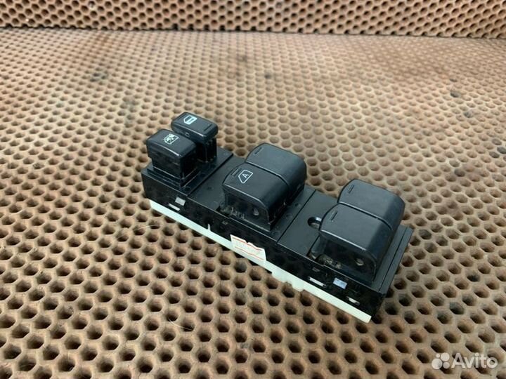 Блок управления стеклоподъемниками левый Nissan