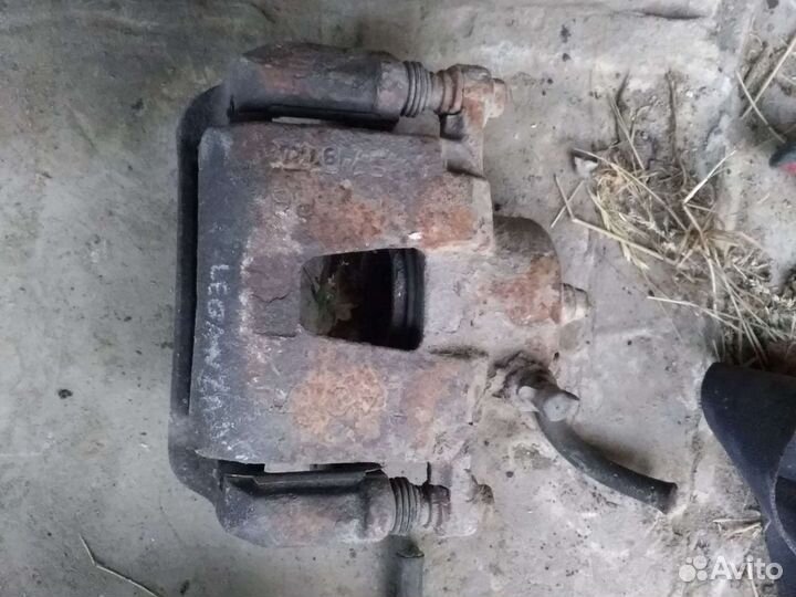 Суппорт Дэу Леганза левый передний