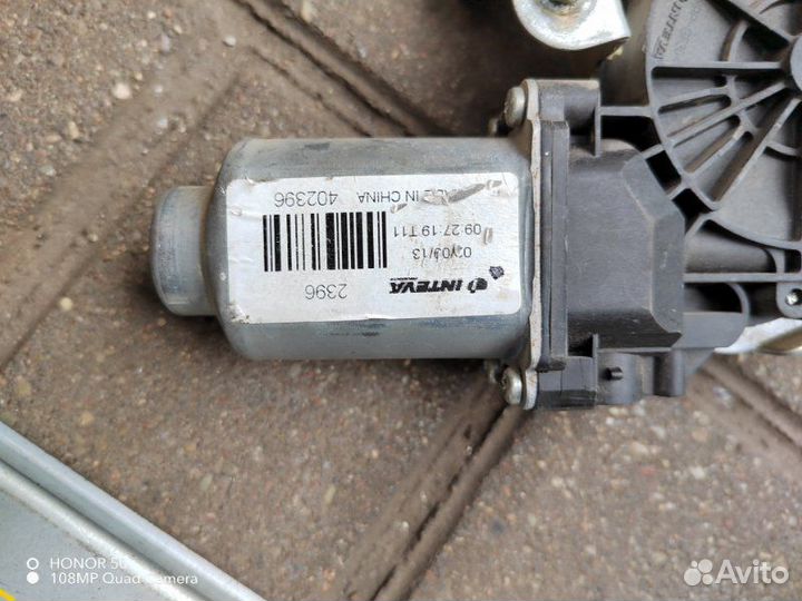 Стеклоподъемник задний левый Kia Rio 4 2015