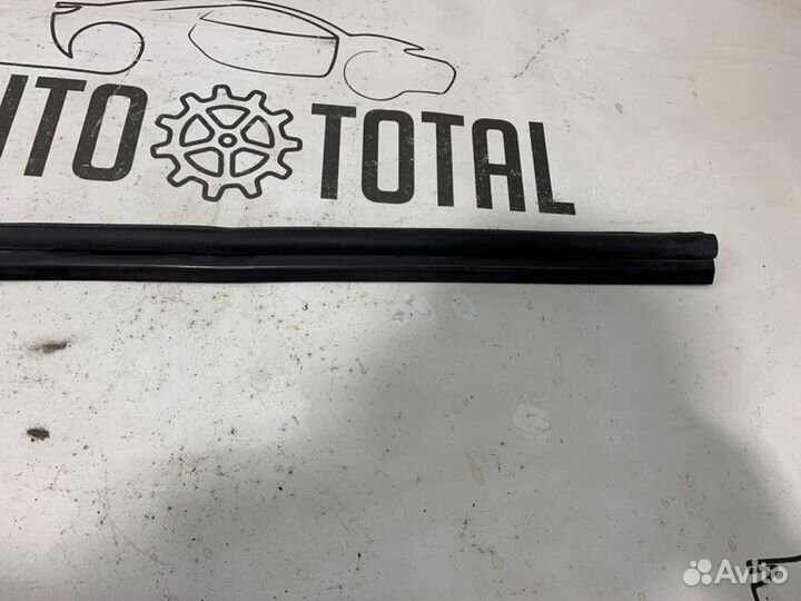 Уплотнительная резинка крыши правая Renault Logan