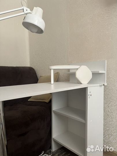 Маникюрный стол с лампой