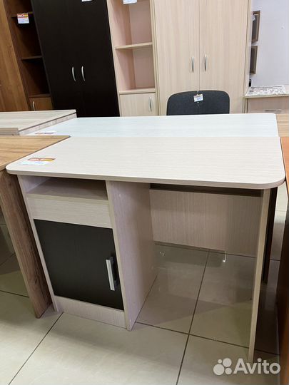 Компьютерный стол номер 4