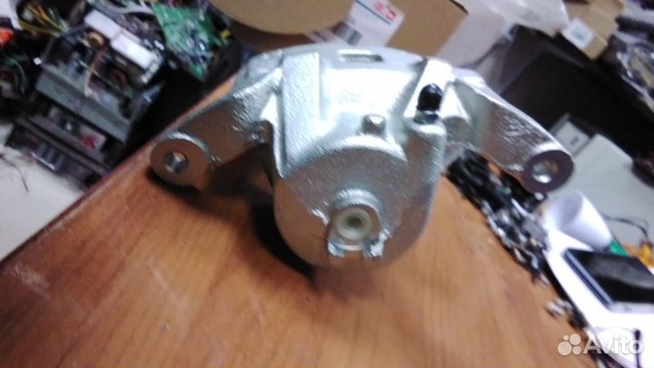 Суппорт тормозной Nissan Tiida передний правый