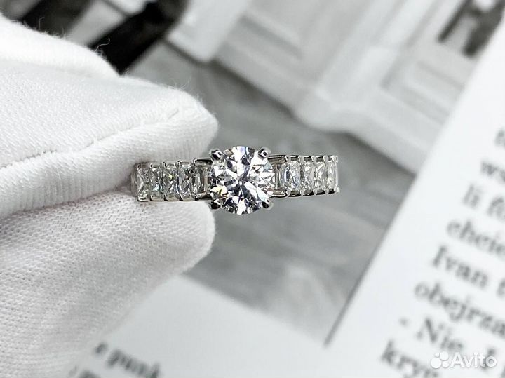 Золотое кольцо с бриллиантом 750 проба