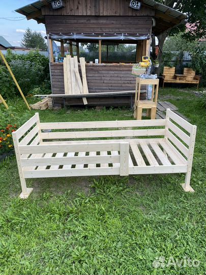 Кроватка с бортиком и ящиками