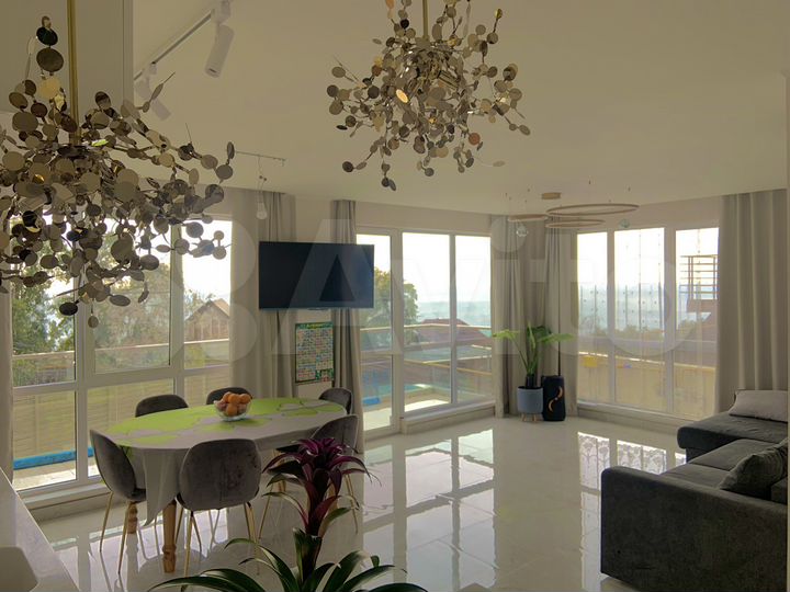 Дом 199 м² на участке 5 сот.