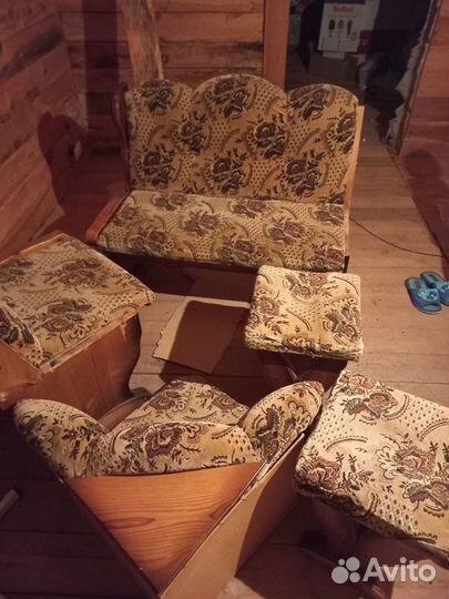 Кухонный уголок со столом