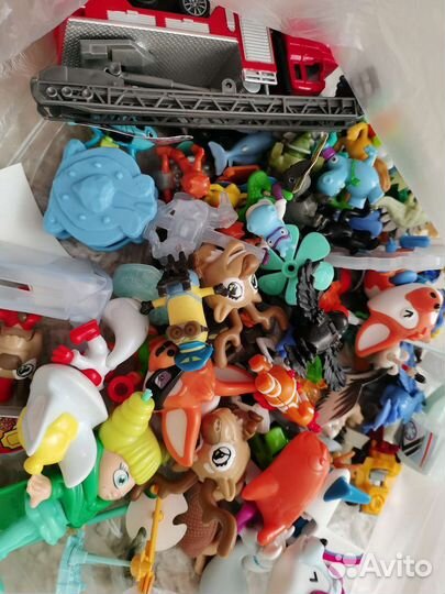 Детские игрушки из киндеров и машинка