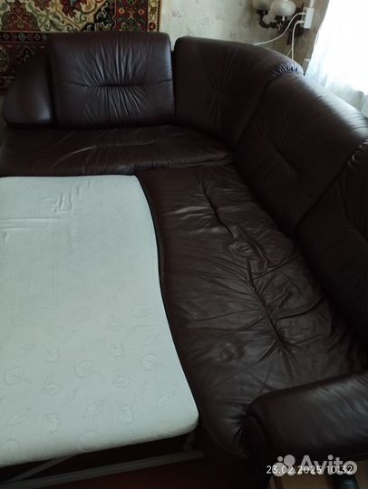Угловой кожаный диван