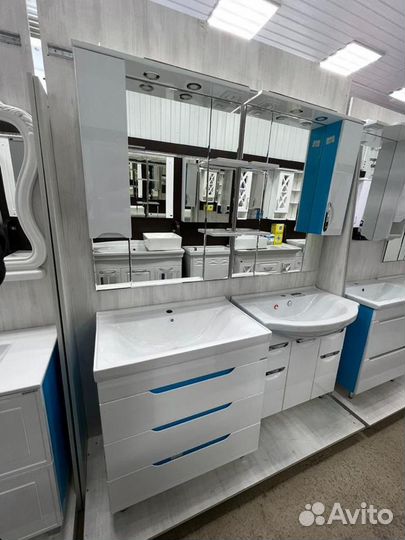 Раковина с тумбой и зеркалом