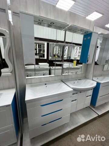 Раковина с тумбой и зеркалом