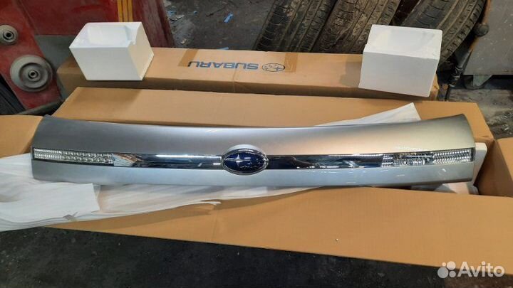 Накладка крышки багажника задняя Subaru Outback