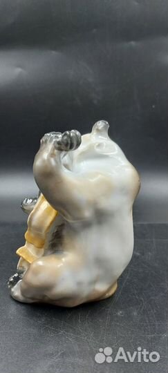 Фарфоровая статуэтка 