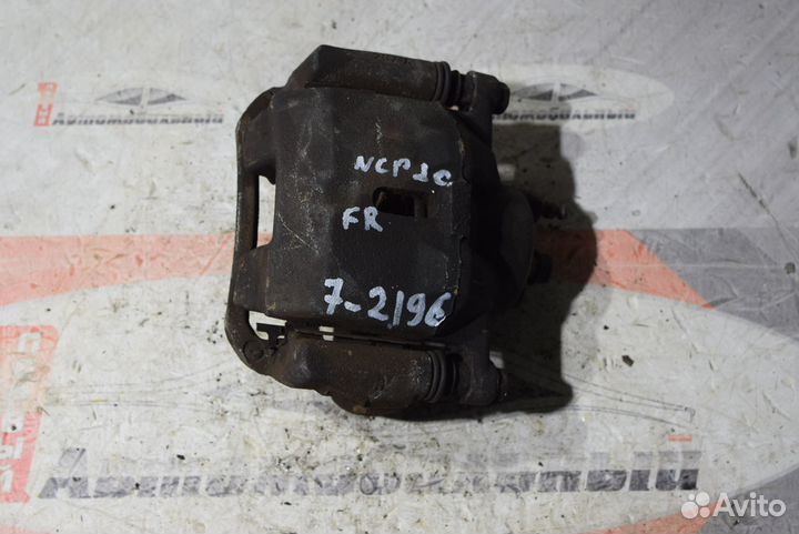 Суппорт перед право c Toyota Funcargo NCP20 2NZ-FE