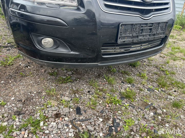 Toyota avensis Бампер передний