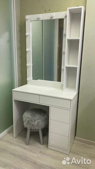 Гримерный столик с ящиками для косметики