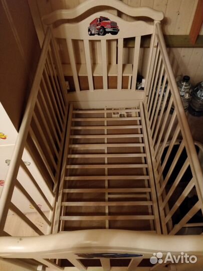 Детская кроватка с ящиком для белья и матрасом