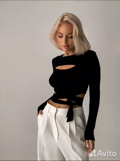 Лонгслив укороченный с вырезом на груди