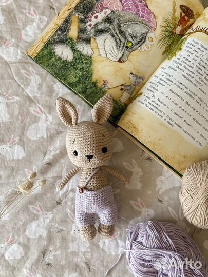 Подарок ручной работы вязаная игрушка зайчик