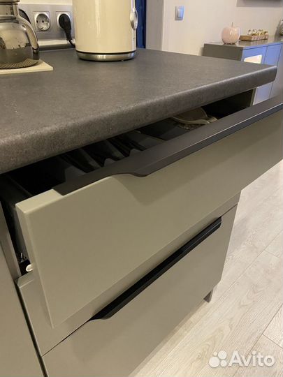 Мебельная ручка врезная