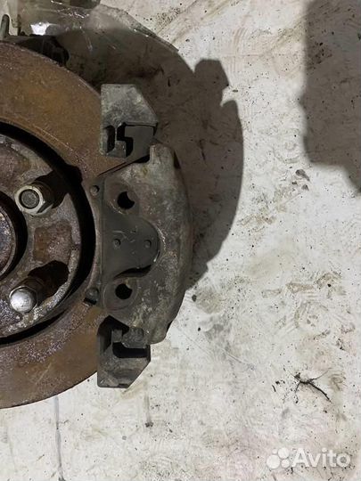 Суппорт передний левый chrysler Town Country 2001