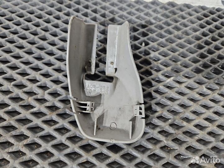 Заглушка полозьев сиденья передняя правая Toyota