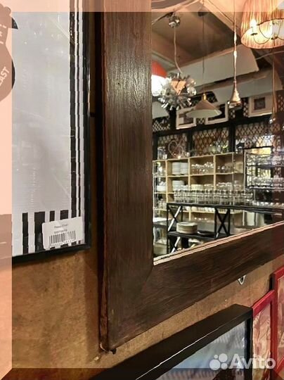 Большое зеркало в деревянной раме