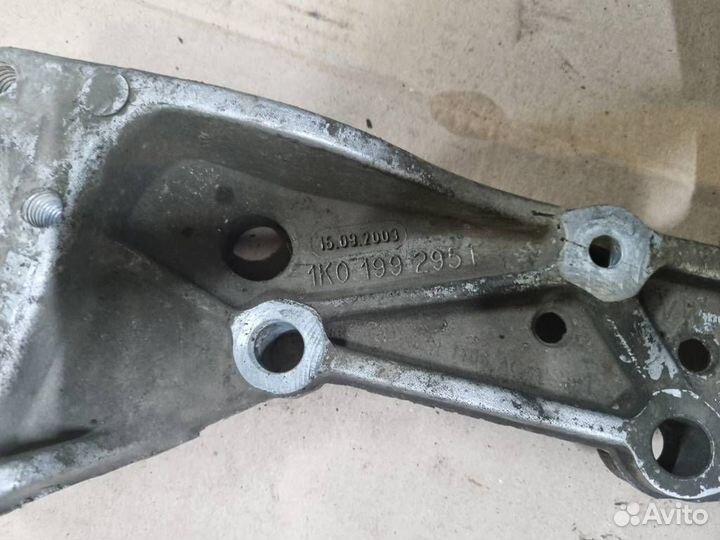 Кронштейн переднего левого рычага Volkswagen Scir