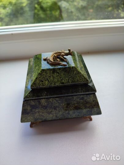 Шкатулка из змеевика