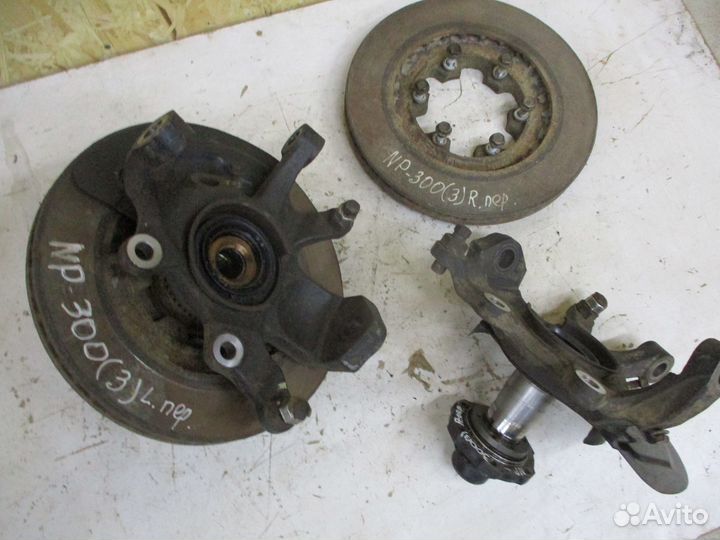 Поворотный кулак R L Ниссан NP300 (2010)