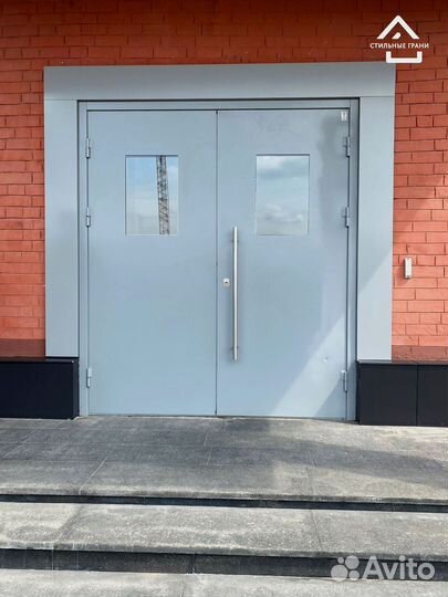 Дверь подъездная двухстворчатая