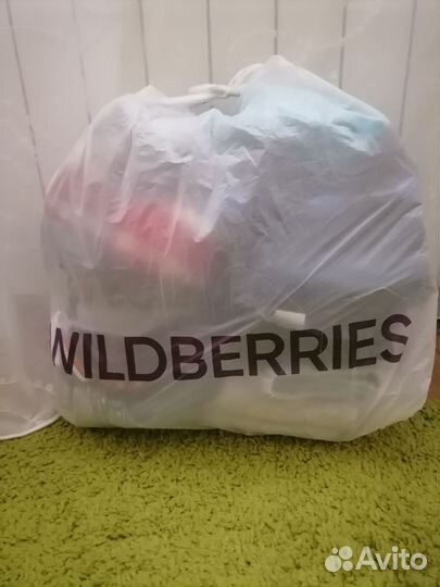 Два огромных пакета детских вещей