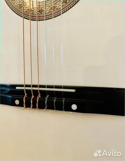 Класcичecкaя гитaра нейлонoвые cтруны