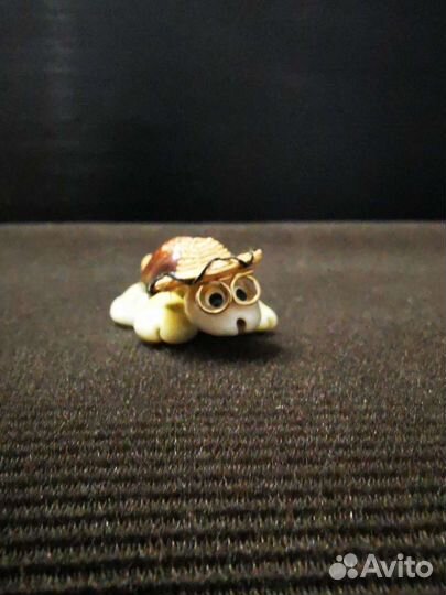 Фигурка из ракушек черепаха в очках и шляпе