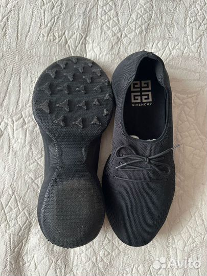 Женские кроссовки Gyvenchy