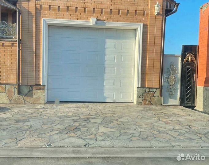 Секционные ворота