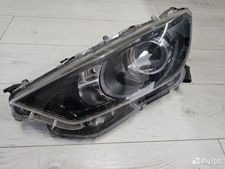 Фара передняя левая Toyota Yaris IV
