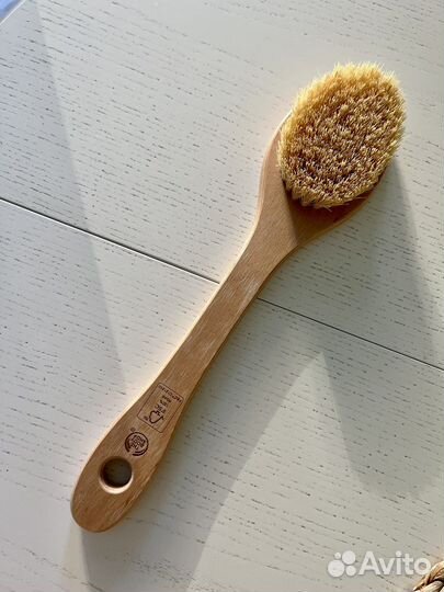 Массажная щетка body shop