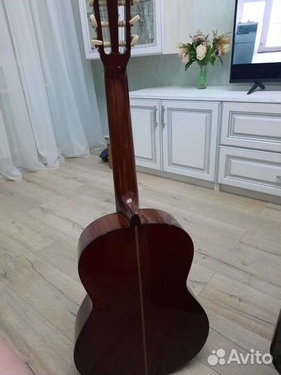 Гитара hohner с чехлом и подставкой под ногу