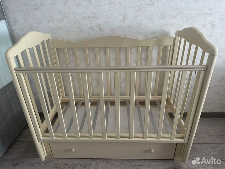 Детская кроватка с маятником