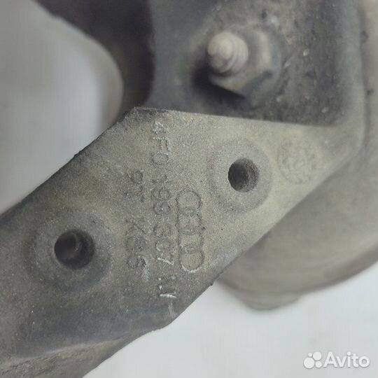 Кронштейн двигателя левый Audi A6 BDW 2004