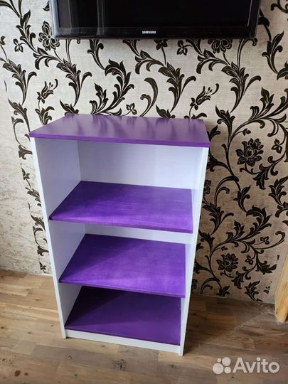 Детская комната: кровать, стол и два комода