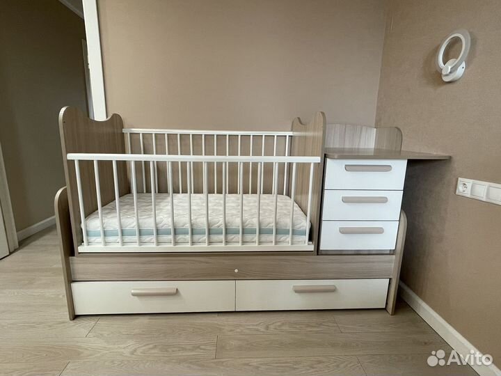 Детская кроватка с маятником