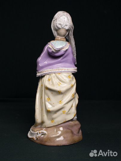 Мейсен. Статуэтка Девушка с муфтой, читающая книгу