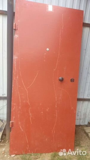 Дверь металлическая с замком