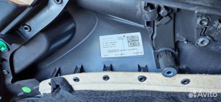 Обшивка двери передней левой Opel Astra J GTC 201