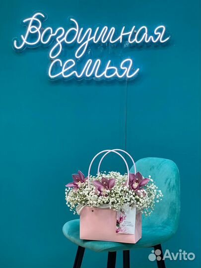 Композиция из гипсофилы в сумочке и в коробке